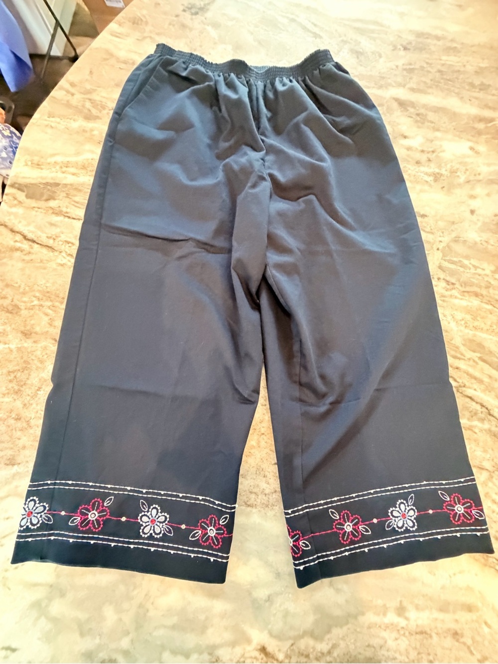 Alfred Dunner Capris Size 12 Pull On Elastic Waist Embroidered Hem